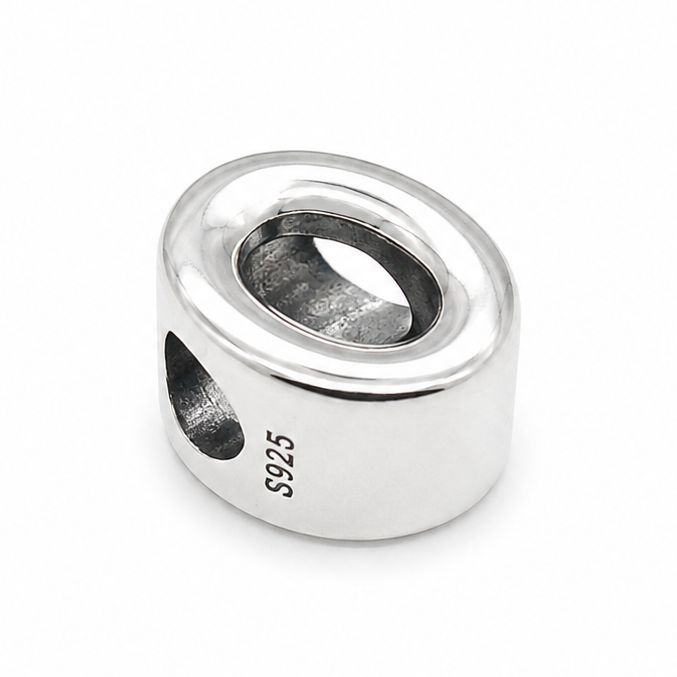 A sterling silver letter 'O' charm bead in polished silver and '925' silver purity stamp